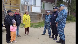 В Нягани полицейские спасли 6 человек из горящего дома