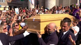 Funerali Michela Murgia, la bara lascia la chiesa sulle spalle dei figli e di Saviano