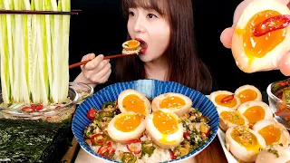 ASMR (요리와먹방) 직접 만든 완전 밥도둑놈 반숙 간장계란장과 얼음 동동 시원한 오이미역냉국. 먹방 MUKBANG