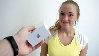 ПОДАРИЛ IPHONE ДЕВУШКЕ! Спор на желание