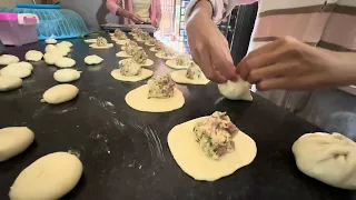 Cakes made of multi-flavored flour and event carvings look great.