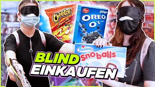 Wir kaufen BLIND internationale Snacks & Süßigkeiten! 🤡 + Taste Test! 🤤