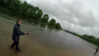 Spinnfischen auf Wels an der Loire