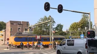 DUTCH RAILROAD CROSSING - Groningen - Esperantostraat