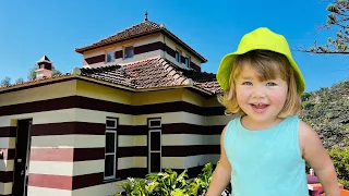 We stay in a striped house! Algarve VLOG