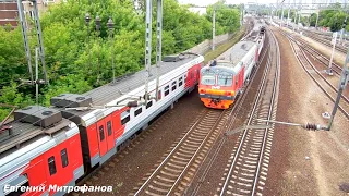 Два электропоезда: ЭД4М-0431 (ТЧ-4) и ЭД4М-0311 (ТЧ-4) с зацепером на крыше.