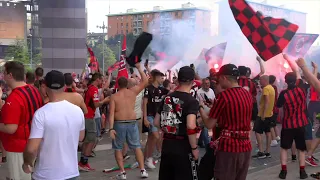 Tifosi a Casa Milan festeggiano i goal contro il Sassuolo: ragazzo soccorso dopo scoppio petardo
