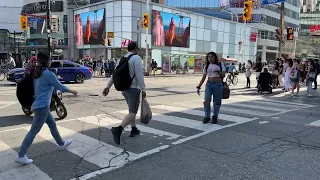 How to Cross at the Yonge/Dundas Scramble Intersection - Toronto