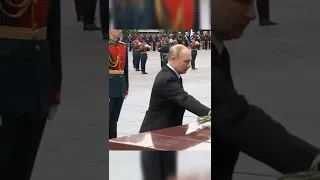 Путин  возложил цветы к обелискам городов-героев и памятному знаку в честь городов