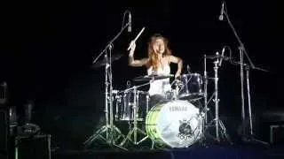 Юлия Савичева отжигает на барабанах
