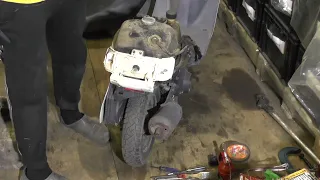 Снимаем мотор Honda Tact AF-24 Мистика