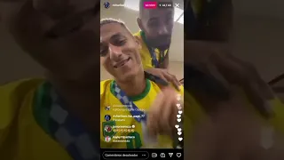 Richarlison zoando os argentinos com a medalha olímpica