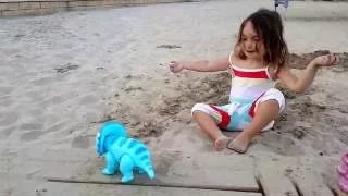 Прикольный динозаврик - игрушка -Игры и видео с детьми