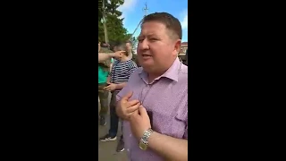До протестувальників в Ладижині приїхав заступник міського голови Олександр Олійник