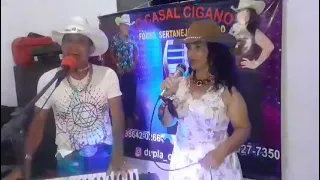 casal cigano ensaiando em casa