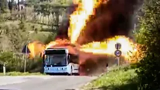 Elektrobus steht angeblich lichterloh in Flammen – doch ein Detail verrät den Fake