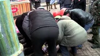 20 февраля 2014  В Киеве на майдане Независимости лежат десятки трупов активистов
