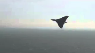 Avro Vulcan low passes over sea (AMAZING!)