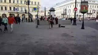 Уличный музыкант поет песню группы Пилот