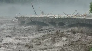 River burst destroys China bridge! Villages are under water to a height of 6 meters