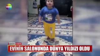 Evinin salonunda dünya yıldızı oldu