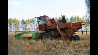 Давно брошенный среди полей комбайн НИВА СК-5