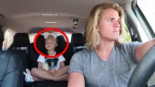 Als dieses kleine Mädchen ihren Vater bittet das Radio anzuschalten, passiert etwas wirklich Cooles!