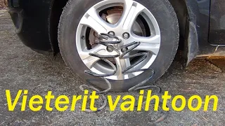 Auton etujousien vaihto. Esimerkkinä Toyota Yaris XP9/NP90