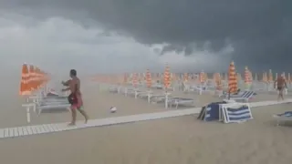 Unwetter mit Hagel und Sturmböen fegt über italienische Adriaküste