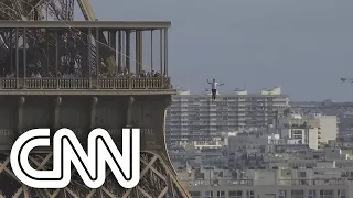 Francês atravessa céu de Paris sobre slackline | CNN Sábado