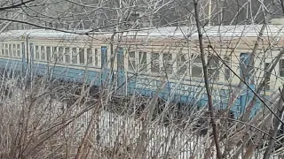 Городская электричка следует через станцию Сырец. Киев.