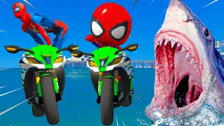 HOMEM ARANHA FEZ MANOBRAS DE MOTO COM SEU FILHO NO MAR DE TUBARÃO MEGALODON no GTA 5