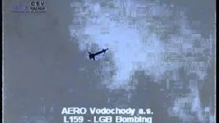 Aero L-159 ALCA shazuje laserem naváděnou pumu Paveway II