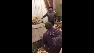 Кадыров носит Галустяна на руках во время репетиции номера для КВН