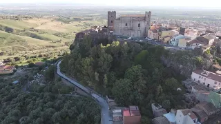 Motta Sant’Anastasia, un neck vulcanico con torre normanna.