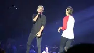 Niall's Crotch Grab during One Direction's Better Than Words - o2 London, OTRA 28.09.15