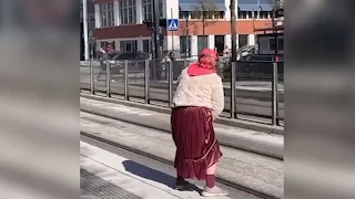 Frau in Schweden bewirft Passanten mit Kot!