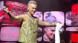 Robbie Williams - Intro + Let me entertain you Live @ Lanxess Arena Cologne 05.02.2023