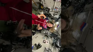 Ловите пламенный привет из космоса от борт-инженера МКС, пятой женщины-космонавта — Анны Кикиной💫