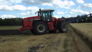 Трактор Buhler Versatile 2375 на пахоте.