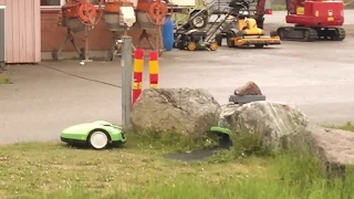 Робот-газонокосилка в Швеции.
