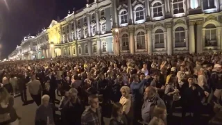 Толпы народа на праздновании Дня Рождения Петербурга 315 лет (27.05.18) у Невы,Дворцовая набережная.