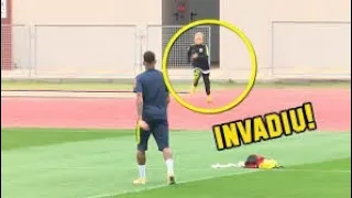 Filho de NEYMAR INVADE O CAMPO e joga bola junto com o pai.