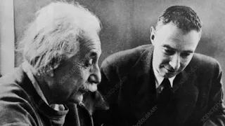 Albert Einstein vs Robert Oppenheimer  Princeton USA (1933).