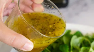 How to Make Mediterranean Salad Dressing (Easy 1-Minute Recipe)