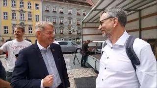 KARSTEN HILSE, MdB mit RA RALF LUDWIG im Kurzgespräch, PRESSEKONFERENZ - BAUTZEN, Markt, 27 07 2023