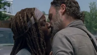 The Walking Dead Season 8 episode 1 - Rick and Michonne Kiss