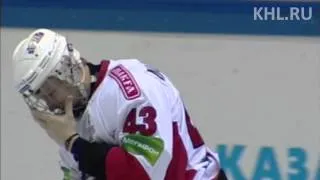 Пушкарев атакует Ничушкина / Pushki's rough play against Nichushkin