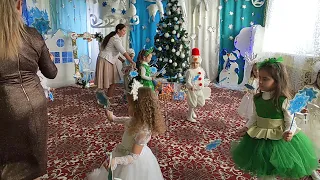 новорічний таночок з зірочками у дитячому садку