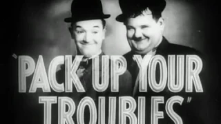 El gordo y el flaco Pack Up Your Troubles Trailer.